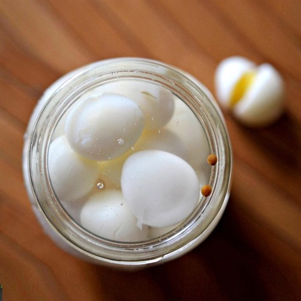 Яйцо перепелиное маринованное в стеклянной банке 250 мл - фото 4541